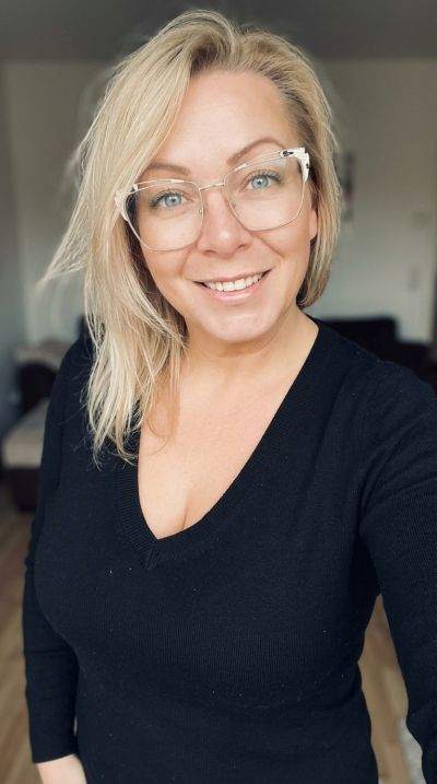 femme chaude - Rouen - Emeline, BCBG en costume par jour, rencontre à Rouen pour du débauché la nuit